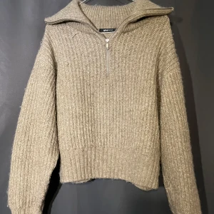 Beige stickad cardigan  - Säljer en beige stickad tröja från Gina Tricot med halv dragkedja framtill och bred krage. Storlek m men passar som L med. Perfekt inför hösten och vintern!💗