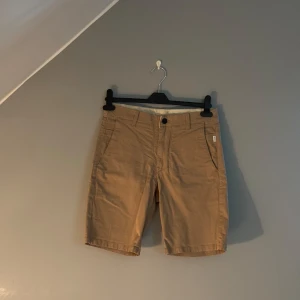 Vailent chinos shorts - Säljer ett par chinos shorts från Vailent i storlek xs