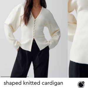 Vit stickad kofta med knappar - Säljer en vit cardigan från ginatricot i storlek S aldrig använd, passar inte mig därav ingen bild på men lägger in en bild från hemsidan.