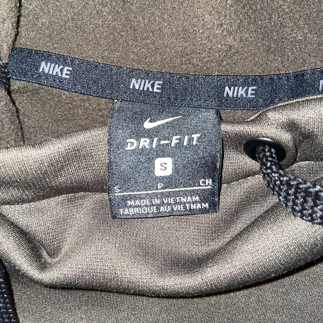 Mörk grön hoodie från Nike med camo-detalj - 2