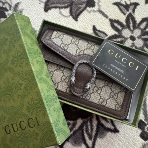 Gucci väska  - Säljer mina Gucci väska🥰 Äkta, fick examen present i 2023. Bra skick💖💖så kommer ej komma till användning. 