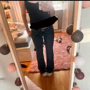 Blå lågmidjade jeans ifrån Nelly✨ - Säljer ett par jätte snygga mörkblåa jeans ifrån Nelly! Har knappast använt dom så nästan som nya 🫶🏻 skriv om ni har frågor! På sista bilden ser man hur slutet på byxan är lite ”vikt” men de var så när jag fick hem dom ifrån Nelly🫶🏻 