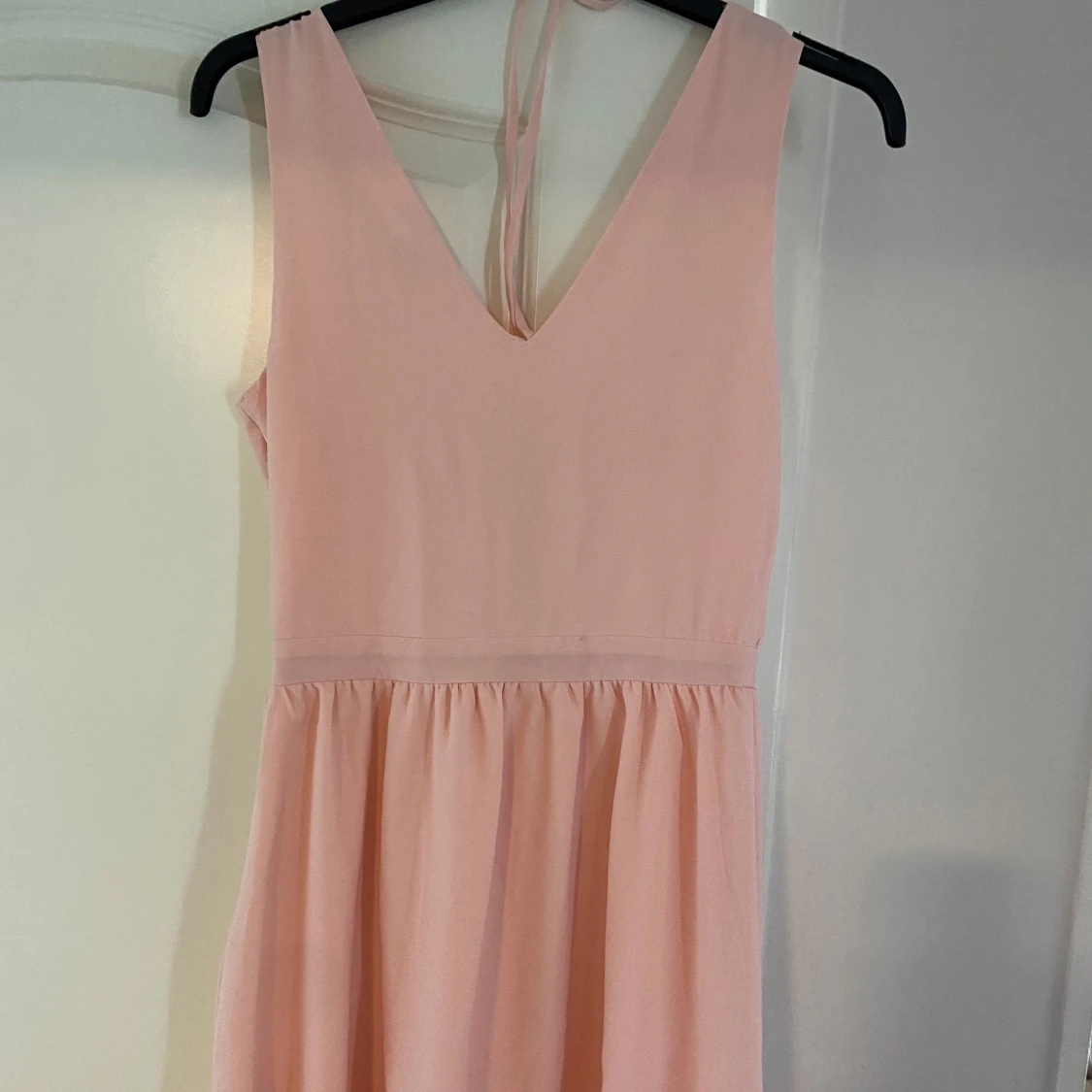 Ljusrosa ärmlös klänning med ringdetaljer - 2