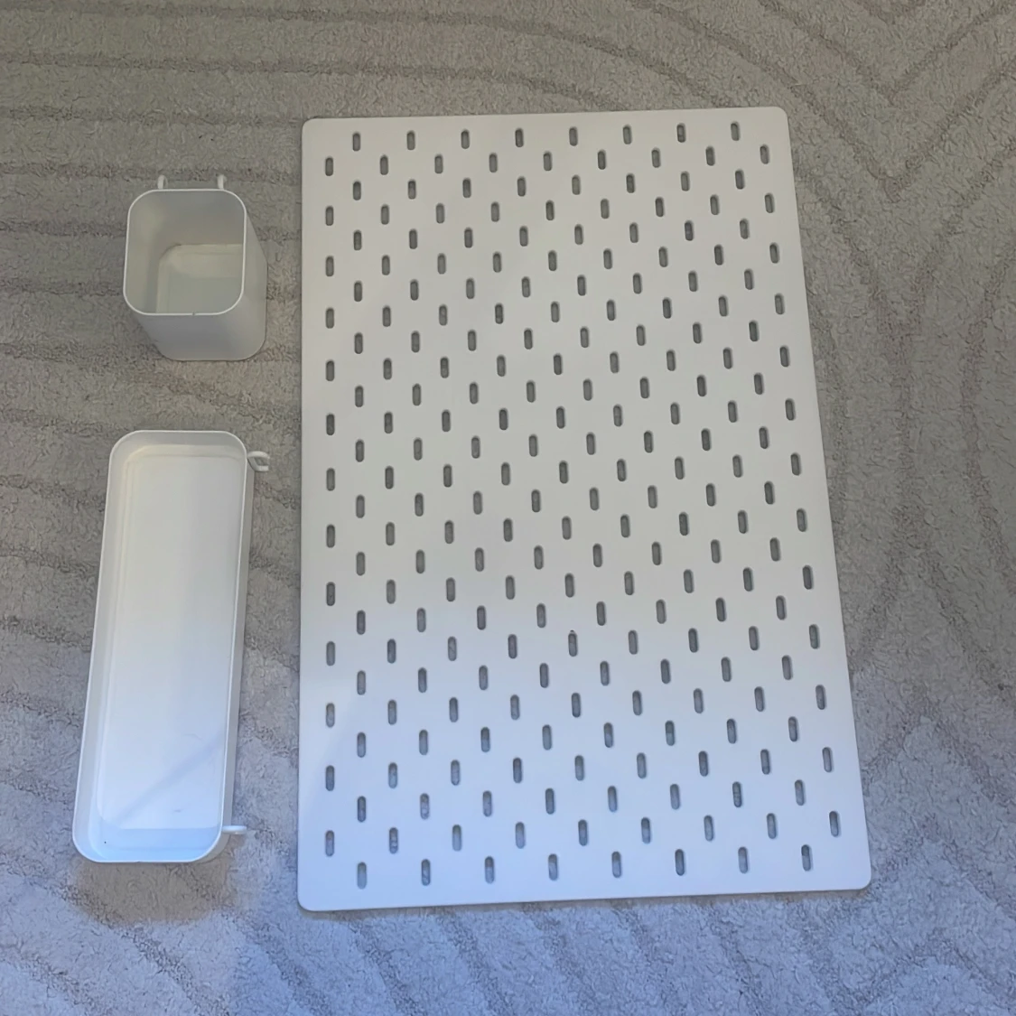 Vit perforerad förvaringspanel med tillbehör