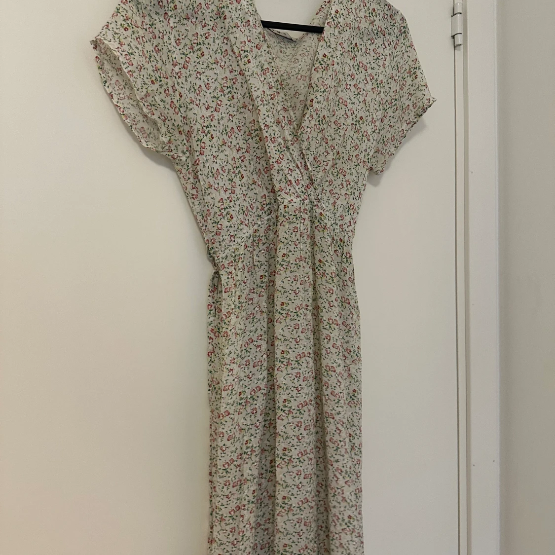 Blommig omlottklänning med knytband