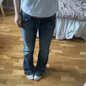 Lågmidjade jeans  - Lite slitna längst ner, men annars fint skick. Står ingen storlek men skulle säga s/m