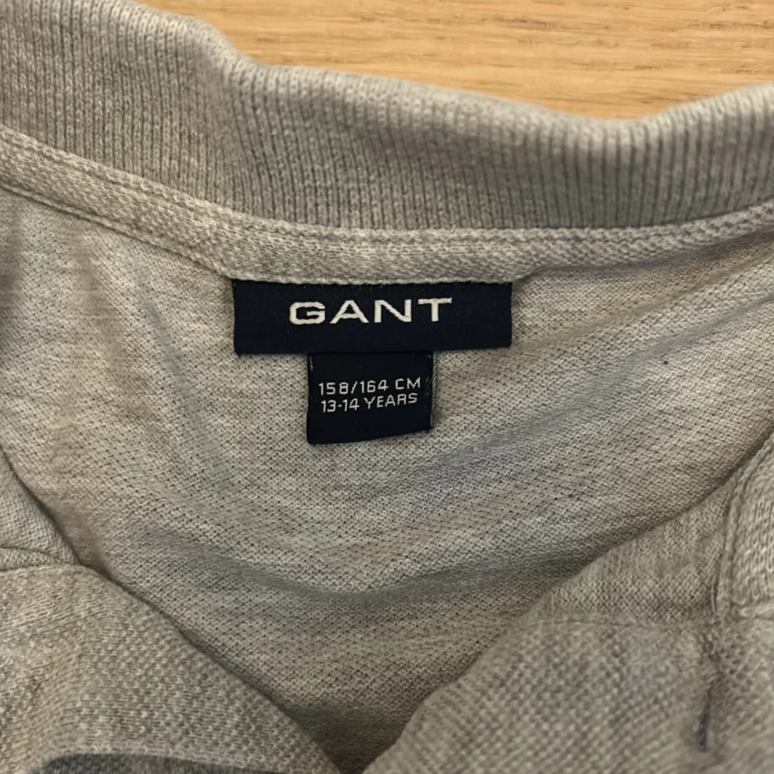 Ljusgrå pikétröja från GANT - 2