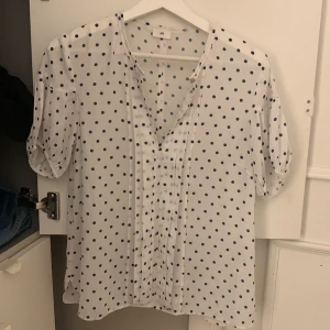 Söt prickig blus - Söt lätt blus från hm❤️