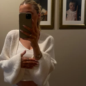 Bolero/kofta - Säljer denna snygga boleron/koftan från Gina trivot i färgen benvit/ljusbeige. I nyskick