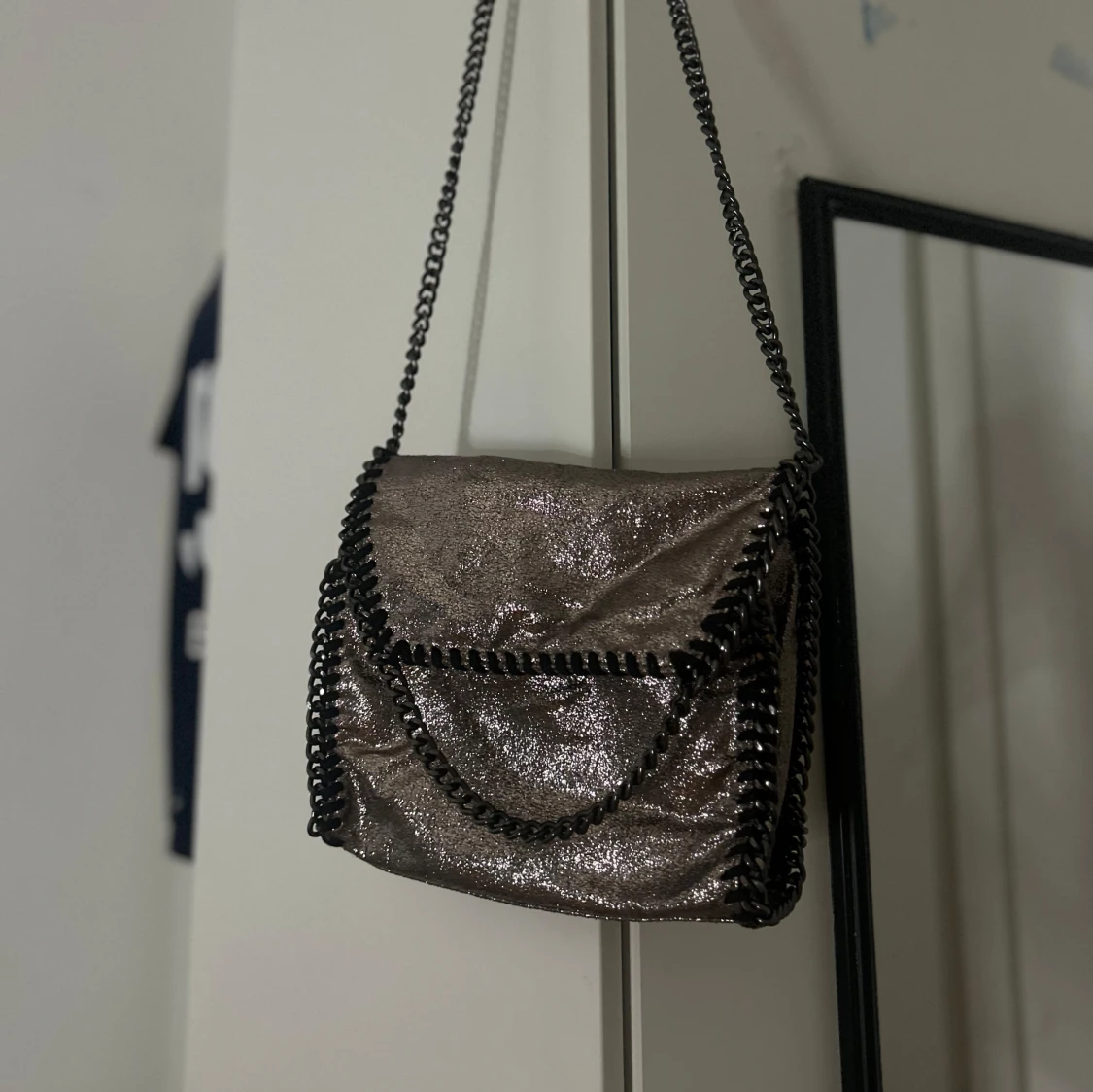 Glittrig axelväska med kedja - 1