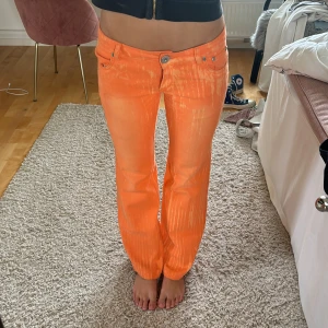 Orange jeans - Såsåså snygga! Från märket Afeil😇Passar S också! jättefint skick knappt använda av mig🥰🥰 köptes second hand, jättefina nu till hösten🤝🏼🤝🏼 är 176 som referens, innerbenslängden: 79cm och midjemått tvärs över: 36 cm