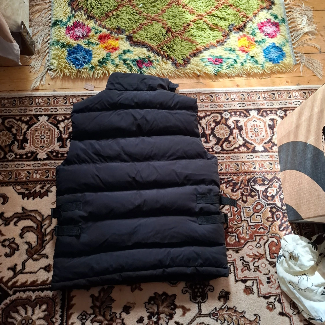 Svart dunväst med broderad logga - 2