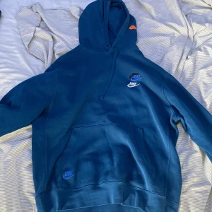 Nike hoodie - Blå Nike hoodie storlek medium. Använd några gånger men bra skick