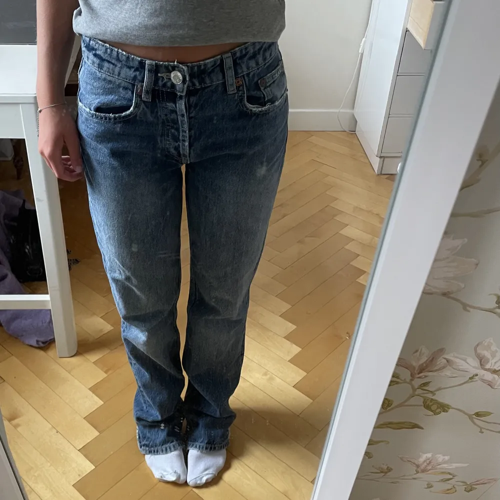 Säljer nu mina mörkblåa Mid Rise jeans från zara som är slutsålda på deras hemsida i storlek 34. . Jeans & Byxor.