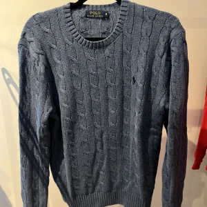 Kabelstickad Ralph Lauren  - Kabelstickad sweatshirt från Ralph Lauren  Nyskick Nypris 1200kr Skick 9.5/10