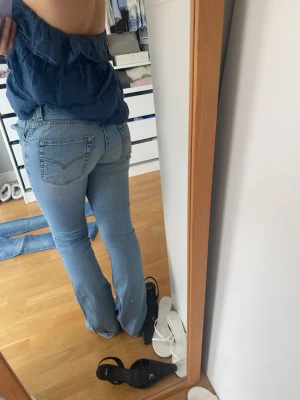 Levis jeans - Kan sänka pris vid snabb affär!!!!Supersnygga low/midwaist Levis jeans som är lite för små på mig. Är 161, bra längd ksk lite långa men dessa är snarare en liten strl S / XS. Midja 35 cm, innerben 80 cm. 300kr + 74kr frakt eller köp GÄRNA med köp nu!!
