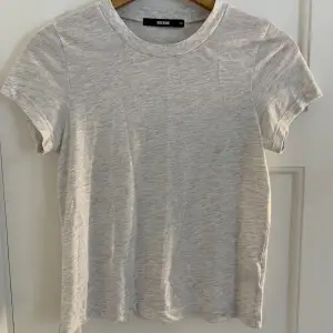Säljer denna gråa t-shirten då det e lite liten på mig. Väldigt bra skick och sparsamt använd.
