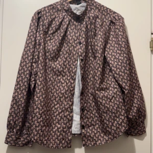 Skjorta  - Kjortlar 30:- styck  Blus 40:- 