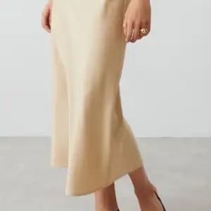 En champangefärgad kjol i storlek 36 från Gina tricot🤍 Använd ett fåtal gånger, så är fortfarande som ny. Köpt för 300, men säljer här för endast 80kr🦋 Priset går dock att diskutera, så kontakt mig vid minsta intresse!