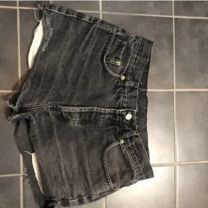 Levis jeansshorts  - Grå/svarta jeansshorts från Levis. Superfina men tyvärr för stora för mig. 