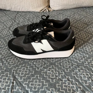 New Balance 237 - Helt nya oanvända skor som är jätteskönna. Problemet är att storleken inte passar mig. Nya går för 1,100kr