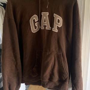 Säljer min vintage GAP hoodie i storlek L, frakten ingår i priset!