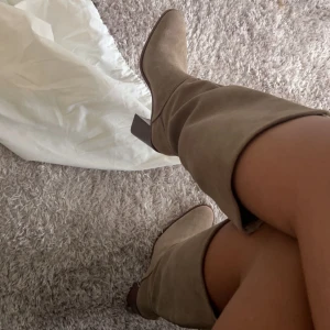 beige boots / stövel  - Säljer mina  nya as snygga boots från mango! Använda 2 gånger. I storlek 37. Drömmiga, säljer då jag har ett par i svart jag hellre vill behålla🥰🥰köpte för 1200 kr