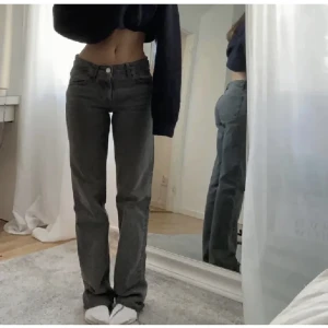 grå lågmidjade jeans - Super fina köpa p plick förra året för 1100 str 38 dock litet hål back men så litet sp de knte syns knappt