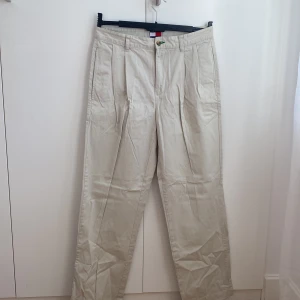 Beiga chinos från Tommy Hilfiger - Beiga chinos från Tommy Hilfiger i storlek 31/32 💙 knappt använda, riktigt bra skick