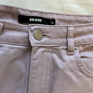 Utsvängda jeans - Storlek: 38 Från: Bikbok  Skick: använt 1 gång och dem var jätte sköna men det är inte riktigt min färg! Använt men i bra skick! 🧸 Postar med PostNord och tar bara emot Swish! Skriv för mer info🩷