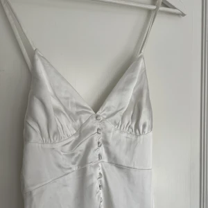 Satinklänning Bianca x Nelly.com - Satinklänning från Bianca x Nelly.com i strl 34. Aldrig använd så därav i jättefint skick. 
