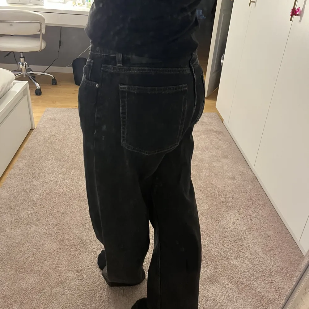 Svarta baggy jeans med låg midja. Köpa på carlings från märket Vailent och i nyskick:). Jeans & Byxor.