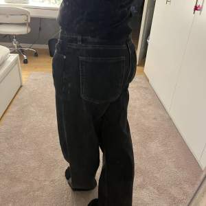 Svarta baggy jeans med låg midja. Köpa på carlings från märket Vailent och i nyskick:)