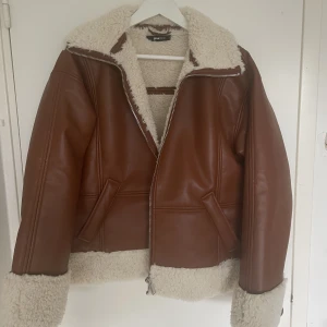 Läderjacka  - Säljer min läderjacka från Gina tricot. Otroligt snygg och väldigt skön, snygg nu till hösten⭐️använts ett fåtal gånger och ser ut som ny🌸 köpte den för 500kr. !köparen står för frakten!