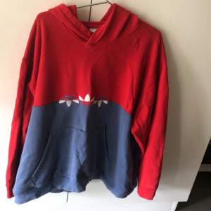 Stor röd/blå Adidas hoodie 