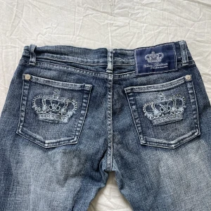 victoria beckham jeans - använd köp nu! midja:80+stretch innerben:83, jag är 169 w28 som referens (Säljer fler victoria beckham jeans❗️)