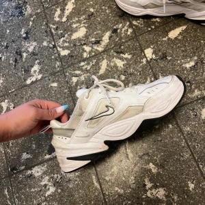 Nike skor  - Nike skor i strl 40. Lite smutsiga men går nog att få bort i tvätten. 