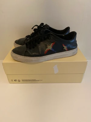 Arigato skor - Hyfsat skick förutom där fram. Inget som påverkar skon! 6-10