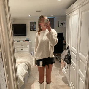 Zara Jeans Short  - Säljer ett par svarta Zara shorts helt oanvända. Säljer dom på grund av att jag inte hann lämna tillbaka dom. Dom är i storlek 36 & sitter lite löst på mig som vanligtvis har storlek 36 i jeans. Men super fina shorts som passar med allt.