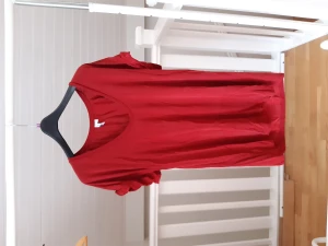 Röd T-shirt  - Mörkröd T-shirt i halvslinkigt material från & Other Stories storlek 42. Endast använd fåtal gånger.