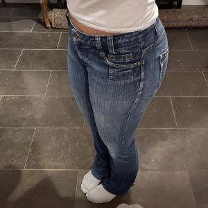 Lågmidjade jeans - Supersnygga vintage veromoda jeans från 2000-talet😍Utsvängda i bra skick, obs: har en del slitningar! framförallt vid ena foten och ”handtag” ! Skriv för frågor eller fler bilder! 😊