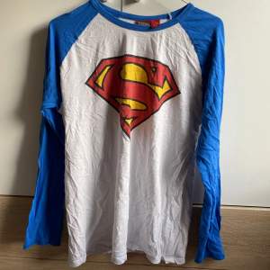 Cool superman tröja i nyskick! Tröjan är i storlek L men tycker att den även passar XL! 