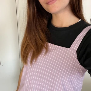 Lila klänning - Väldigt söt ljuslila randig klänning 💜 I mycket gott skick - endast använd ett fåtal gånger 💜 Storlek S, men sitter inte åt så fungerar även för M