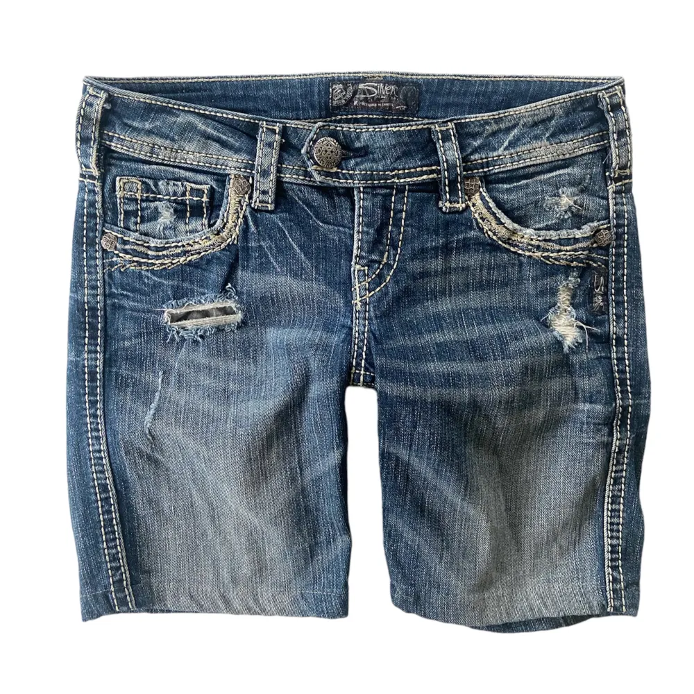Y2k shorts med snygga fram- och bakdetaljer. Midja: 74 cm, innerbenslängd: 18 cm! . Shorts.