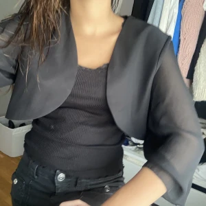 Bolero - Trekvartärms bolero med tunnar material på ärmarna. Så fin och bekväm💓 frskt 54kr