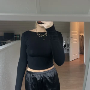 Shein topp  - Svart shein topp. Använd en gång🌸💞💗spegeln är lite smutsig 