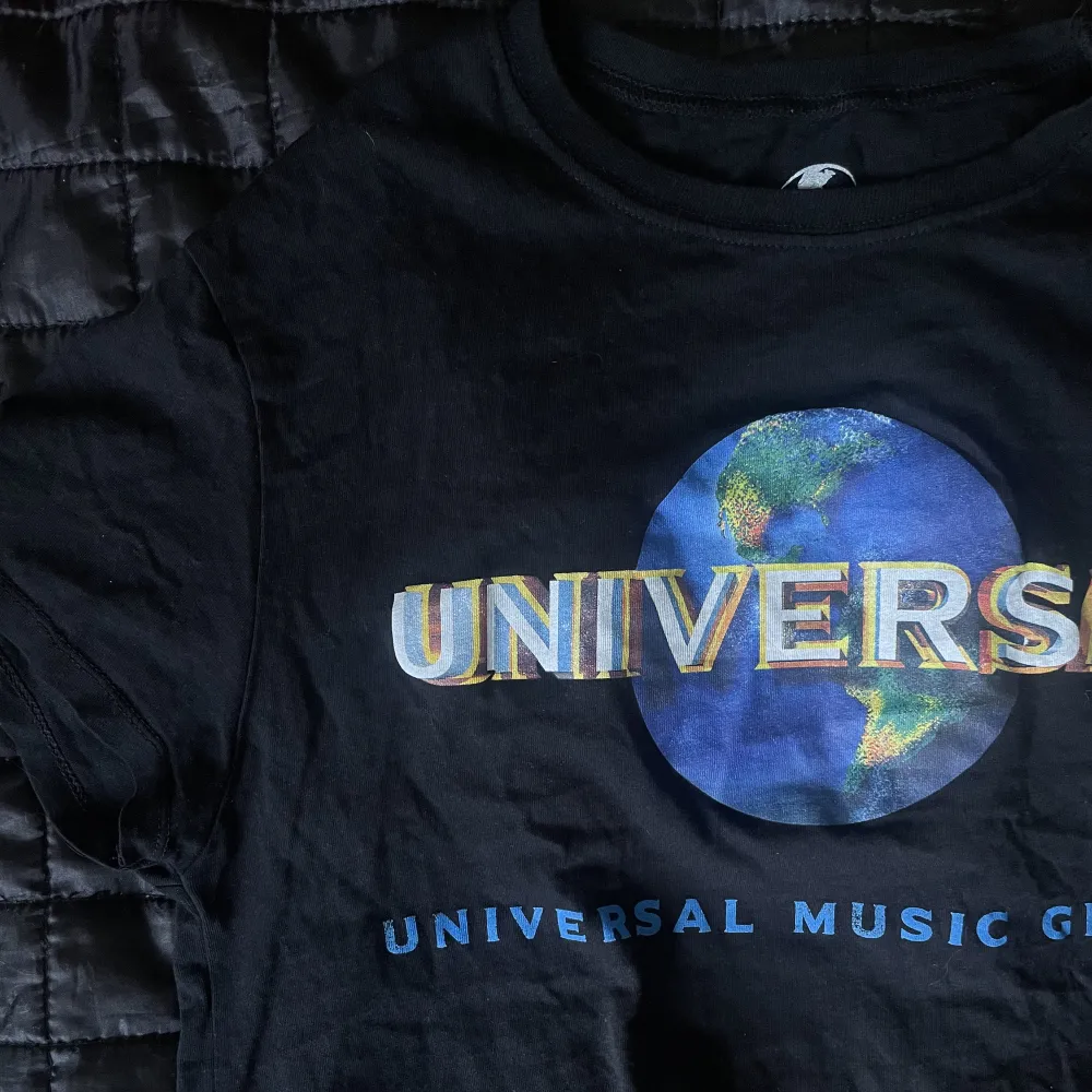 Säljer en t shirt från Pull & Bear med universal logga på. Sparsamt använd!. T-shirts.