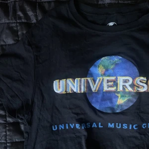 T shirt - Säljer en t shirt från Pull & Bear med universal logga på. Sparsamt använd!
