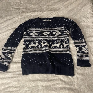 Jultröja - Mörkblå stickad jultröja från boohoo 