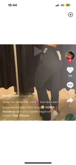 Linnebyxor  - Säljer dessa linneByxor från zara med slits bak, storlek xs/s.Skriv privat vid intresse💕🩷 (använda en gång. Går att ha lågmidjat!